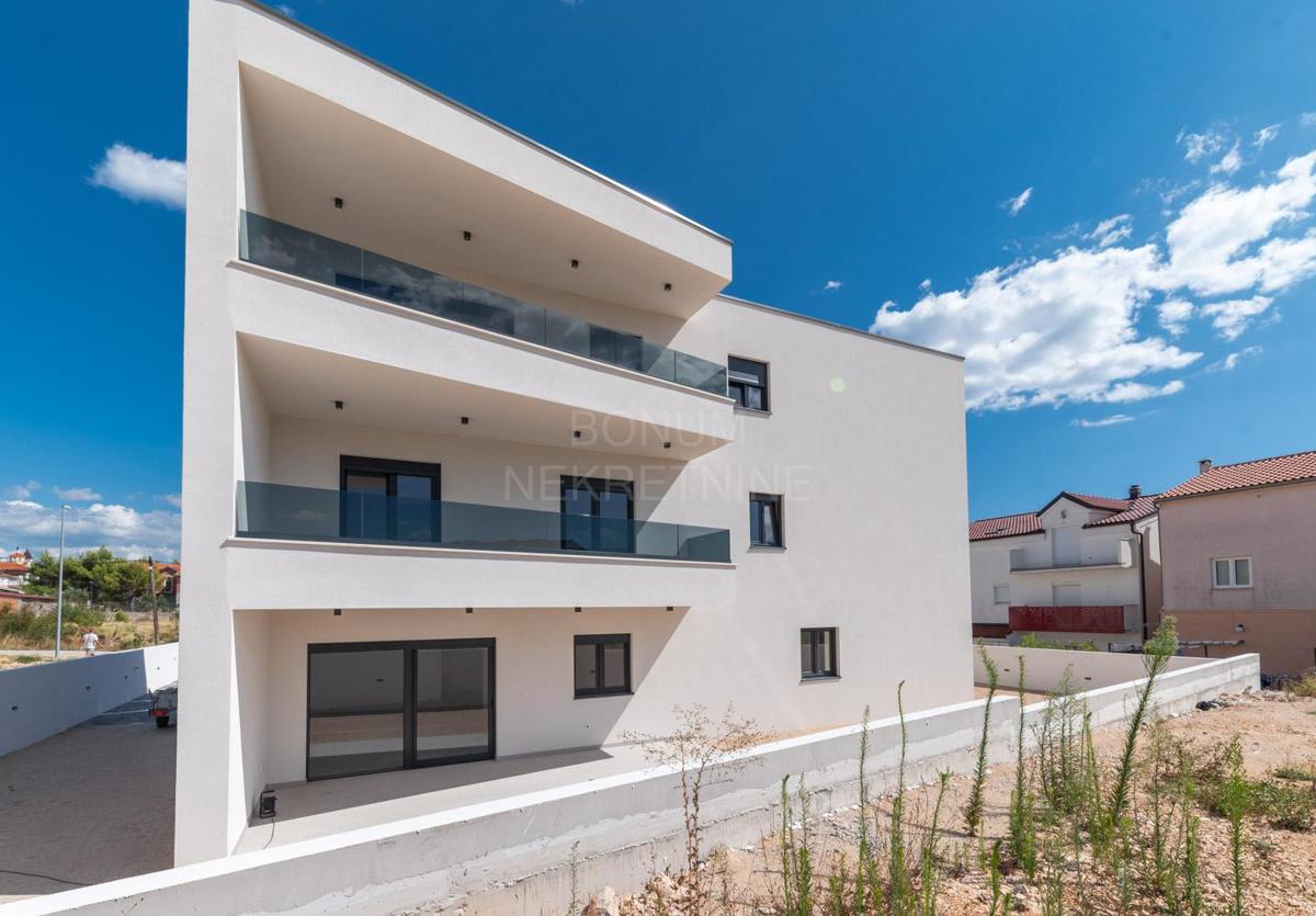 Odlično dvonadstropno stanovanje z dvoriščem, Vodice