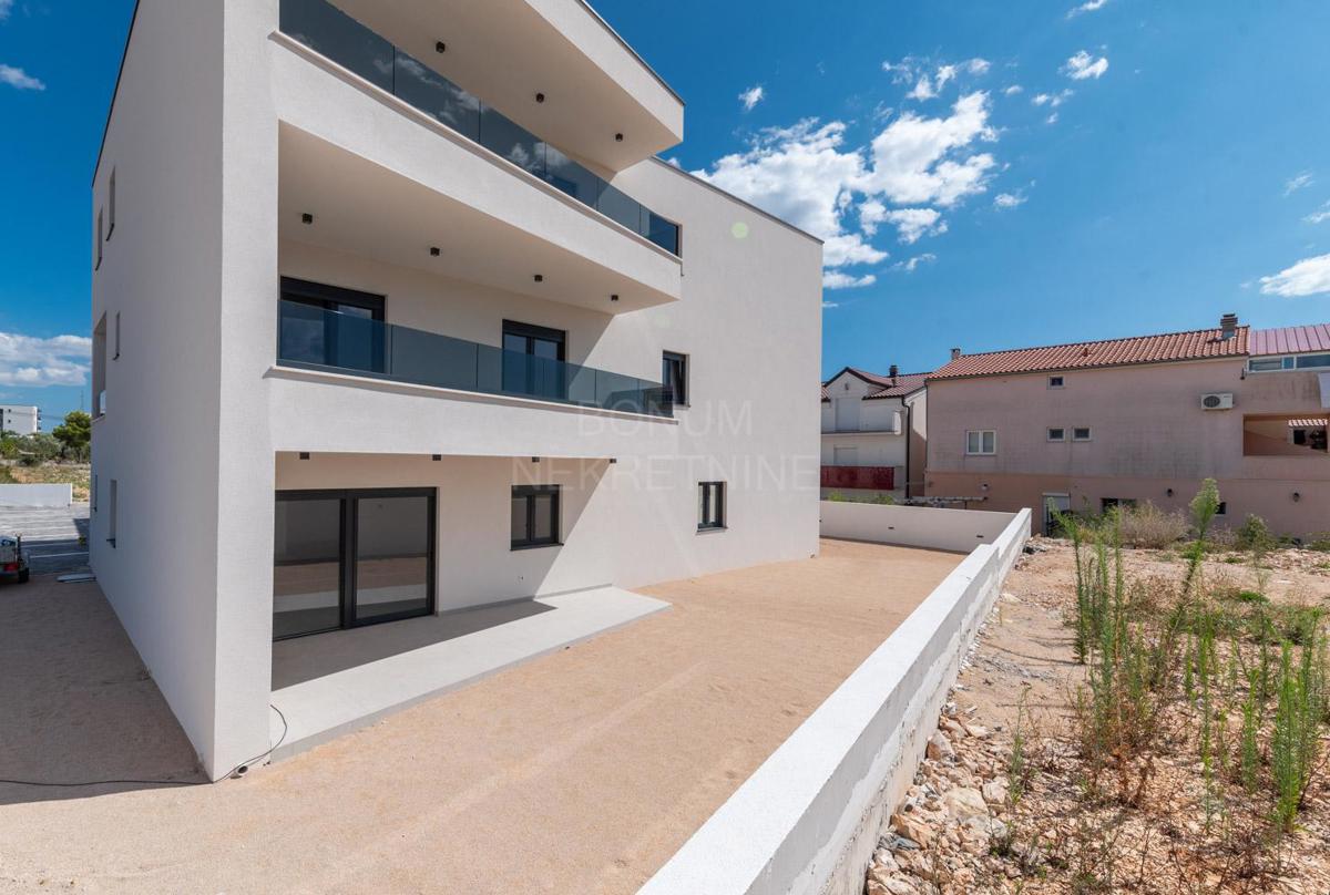 Odlično dvonadstropno stanovanje z dvoriščem, Vodice