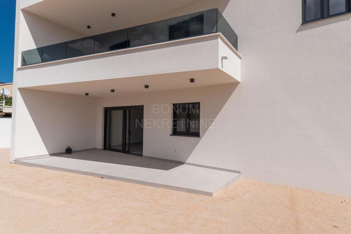Odlično dvonadstropno stanovanje z dvoriščem, Vodice