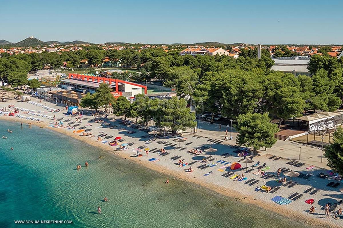  Odlična polpritlična hiša naprodaj na odlični lokaciji, Vodice