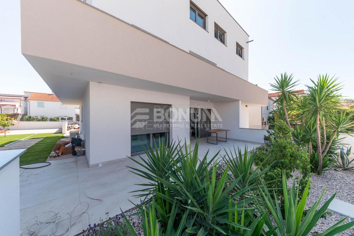 Odlična hiša s tremi apartmaji, Vodice