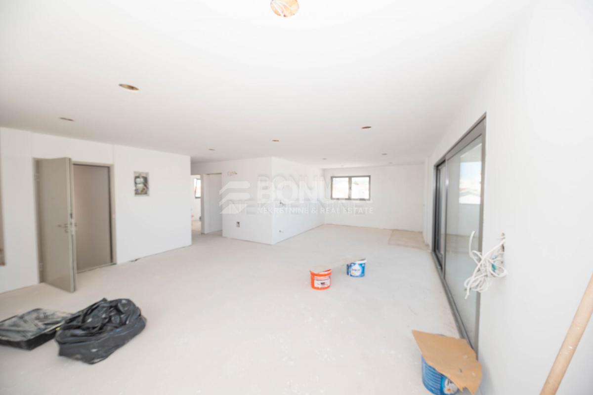 Odlična hiša s tremi apartmaji, Vodice