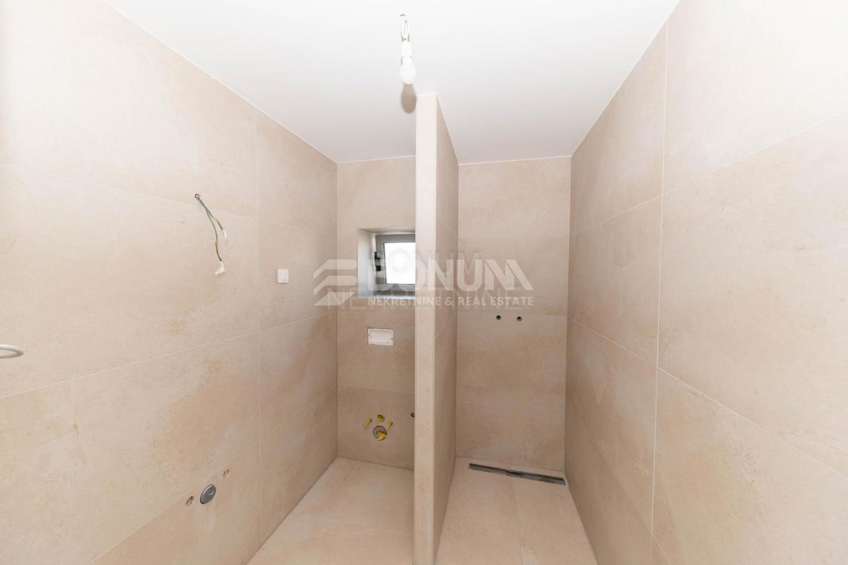 Odlična hiša s tremi apartmaji, Vodice