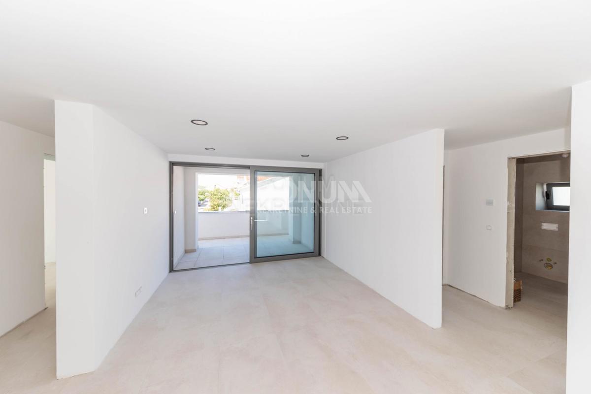 Odlična hiša s tremi apartmaji, Vodice