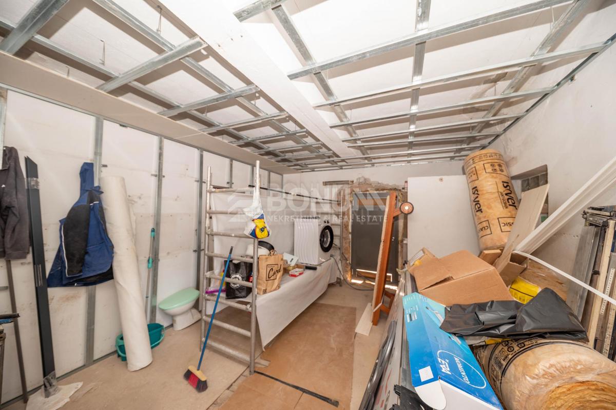 Odlična hiša s tremi apartmaji, Vodice