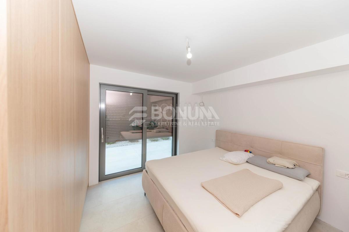 Odlična hiša s tremi apartmaji, Vodice