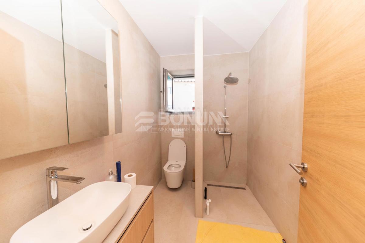 Odlična hiša s tremi apartmaji, Vodice