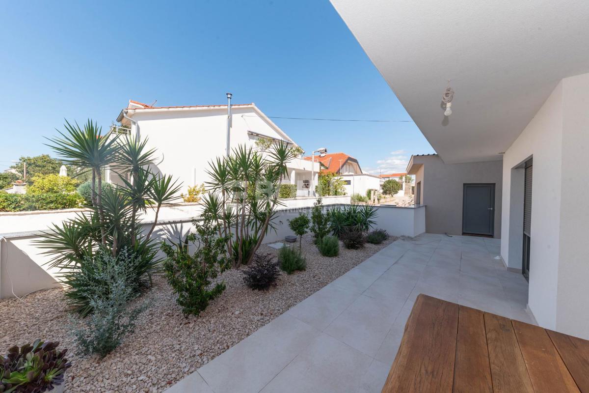 Odlična hiša s tremi apartmaji, Vodice