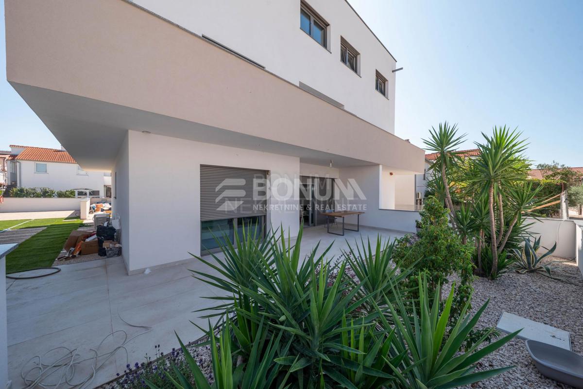 Odlična hiša s tremi apartmaji, Vodice