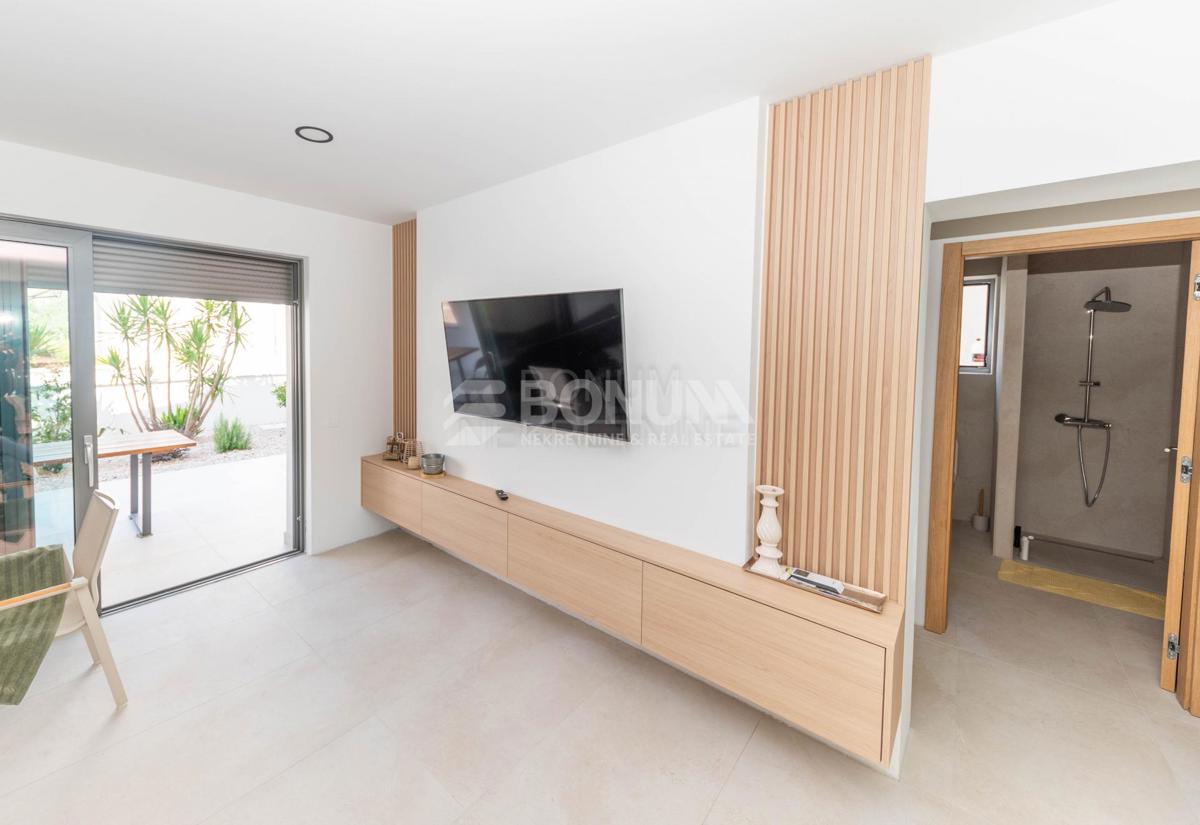 Odlična hiša s tremi apartmaji, Vodice