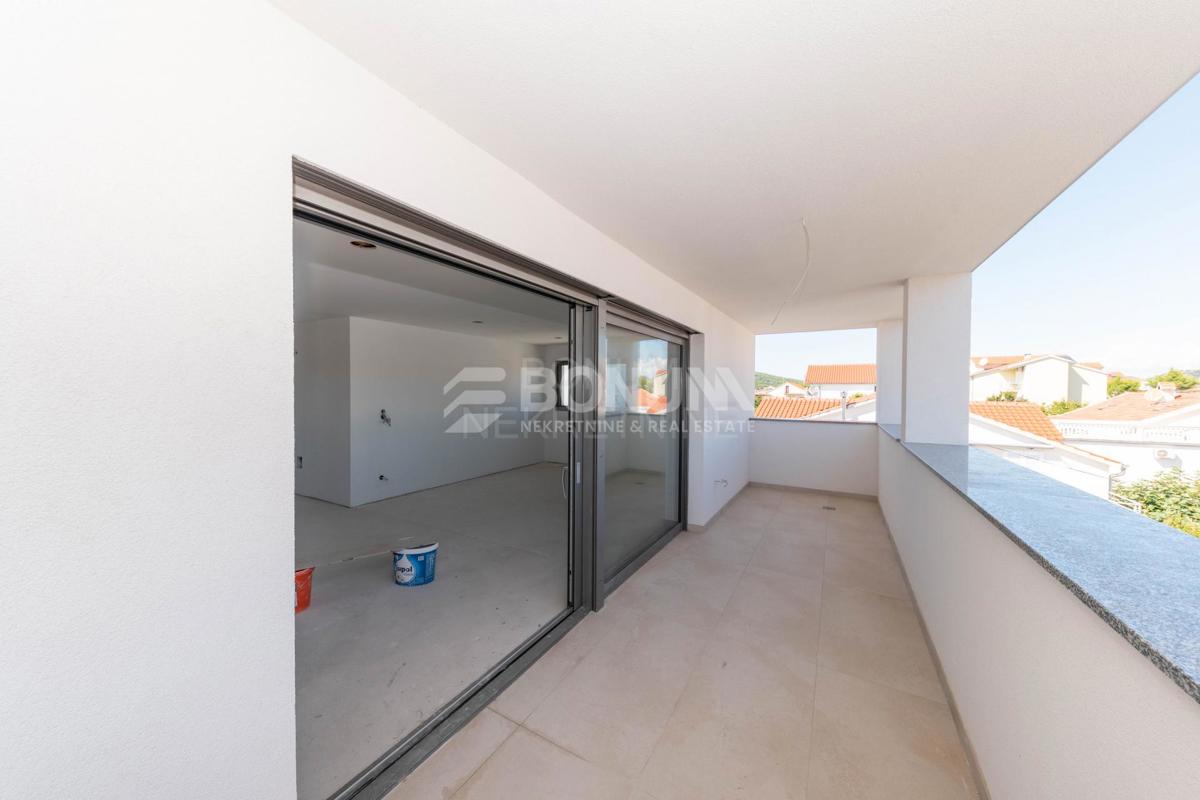 Odlična hiša s tremi apartmaji, Vodice