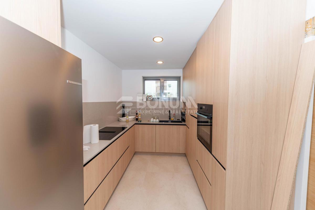 Odlična hiša s tremi apartmaji, Vodice