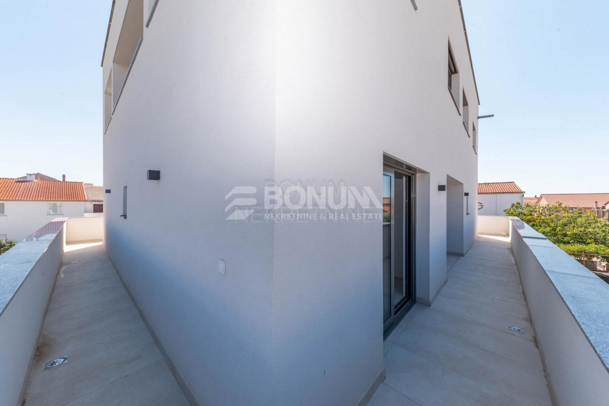 Odlična hiša s tremi apartmaji, Vodice