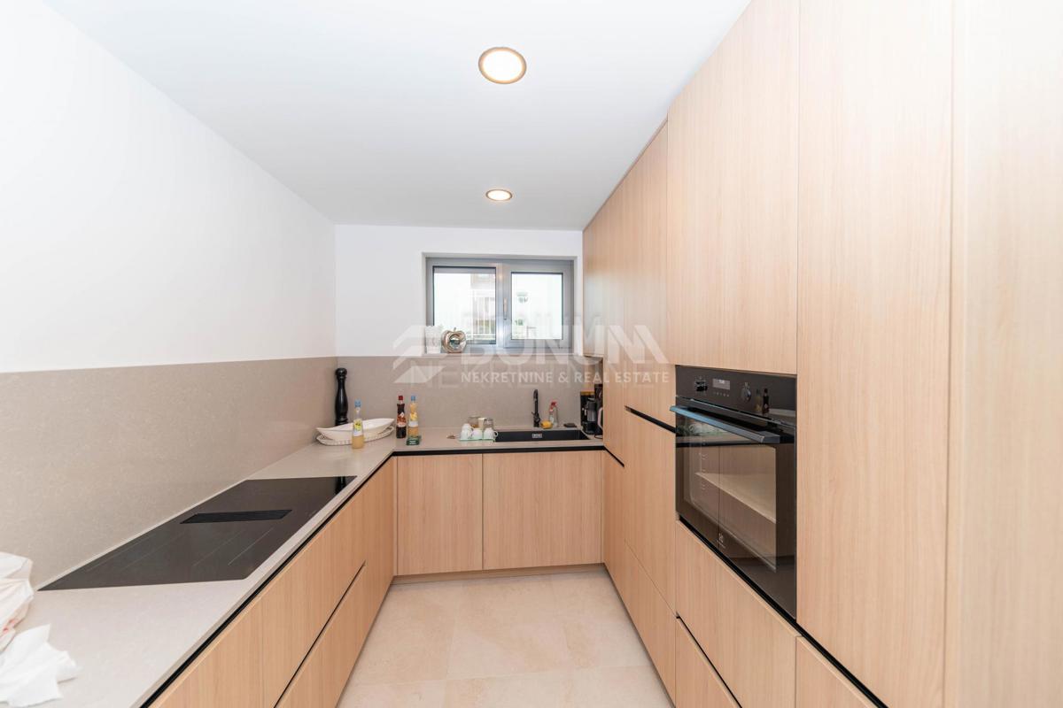 Odlična hiša s tremi apartmaji, Vodice