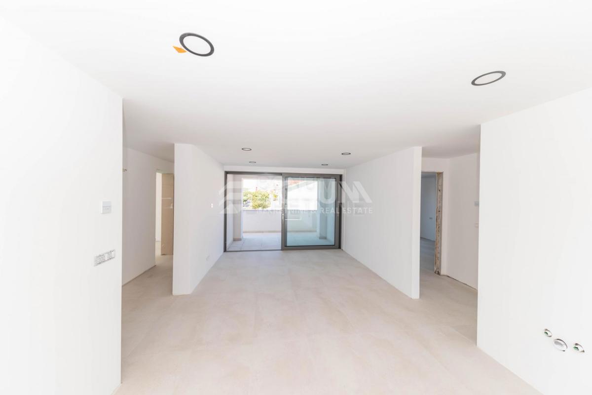 Odlična hiša s tremi apartmaji, Vodice