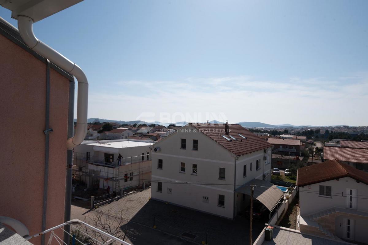 Vodice – Enosobno stanovanje s teraso, 1500 m od morja