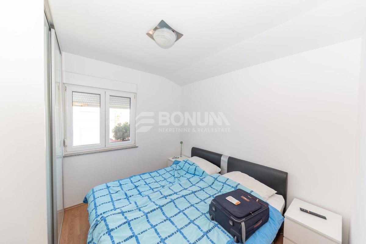 Vodice – Enosobno stanovanje s teraso, 1500 m od morja