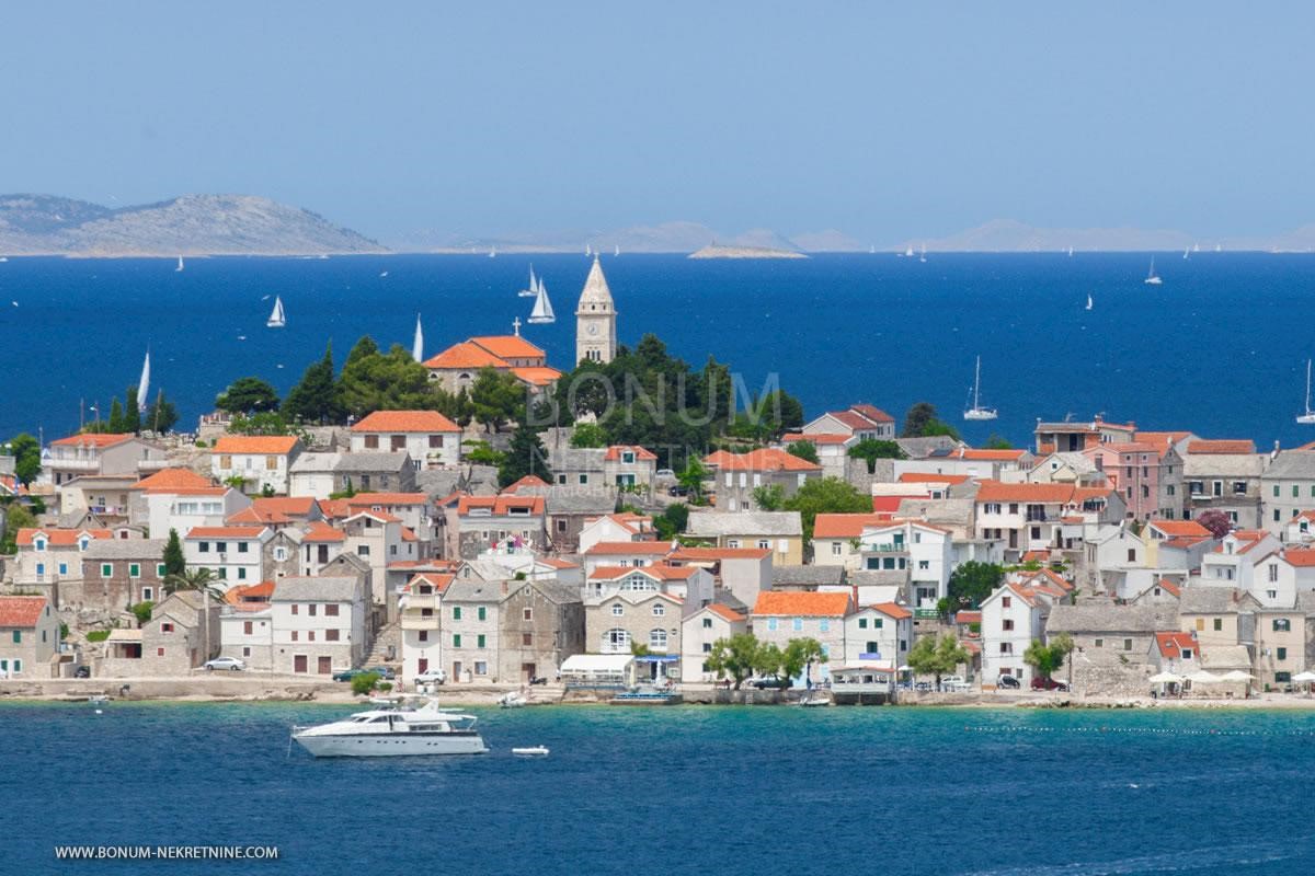 Prodaja se luksuzen apartma v Primoštenu s prekrasnim pogledom na more