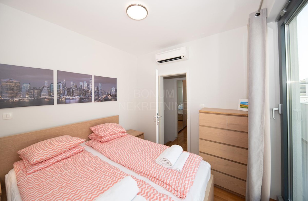 Prodaja se luksuzen apartma v Primoštenu s prekrasnim pogledom na more