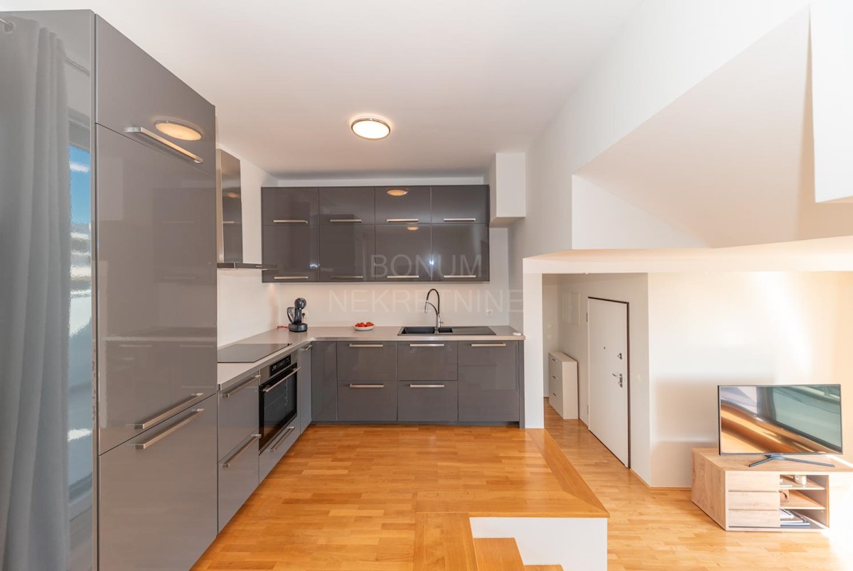 Prodaja se luksuzen apartma v Primoštenu s prekrasnim pogledom na more