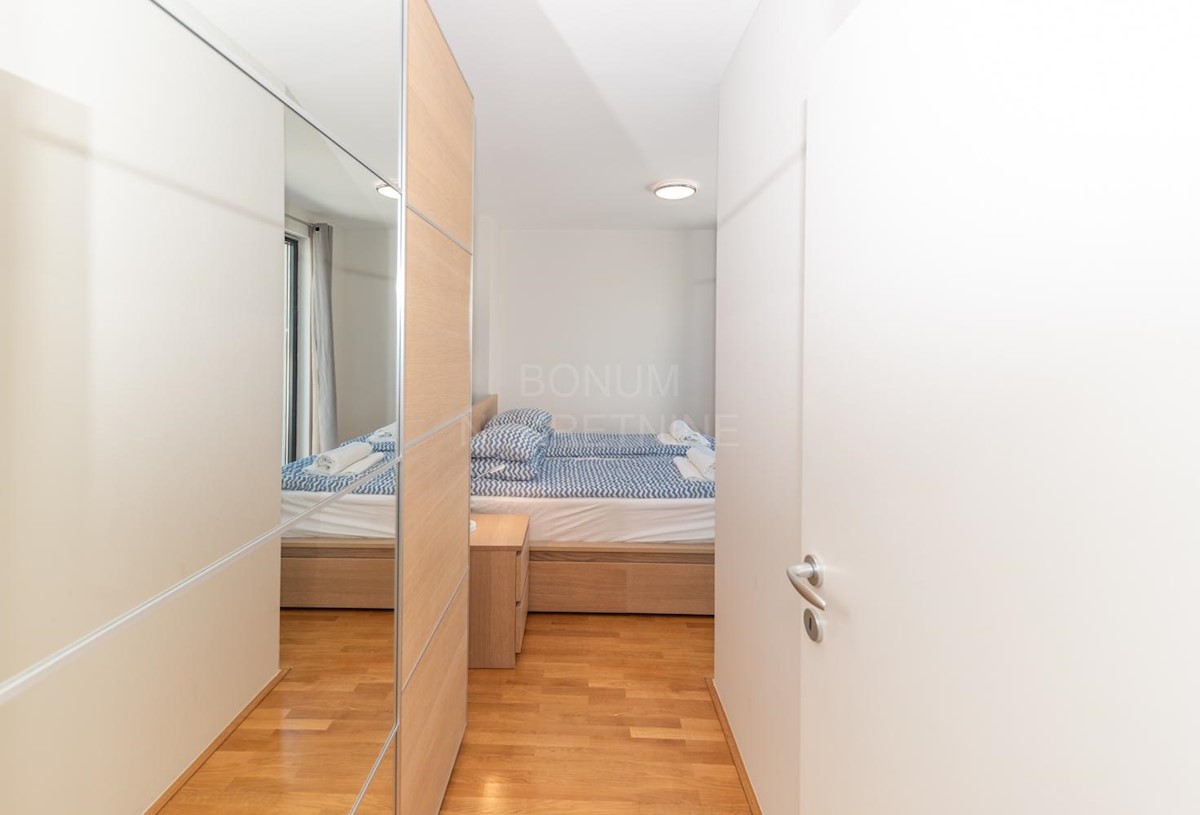 Prodaja se luksuzen apartma v Primoštenu s prekrasnim pogledom na more