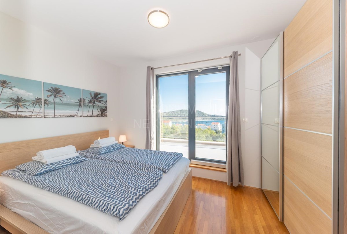 Prodaja se luksuzen apartma v Primoštenu s prekrasnim pogledom na more