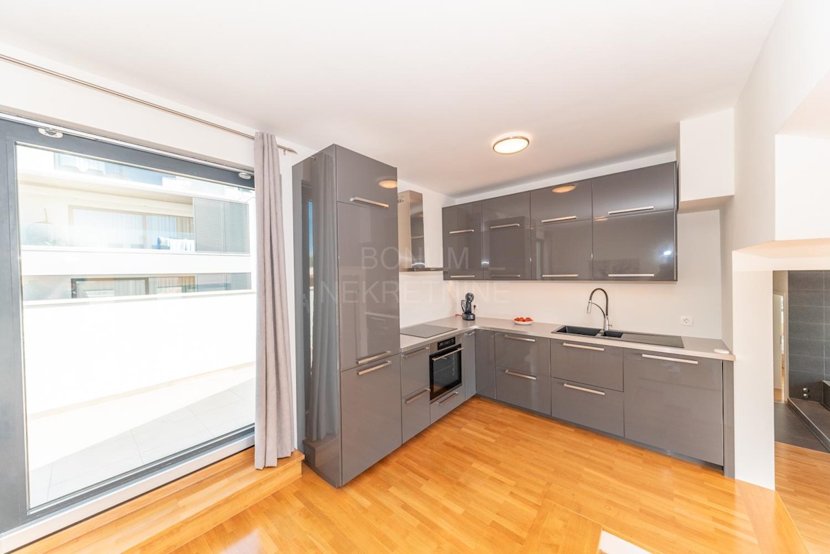 Prodaja se luksuzen apartma v Primoštenu s prekrasnim pogledom na more