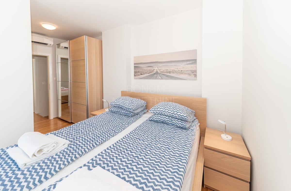 Prodaja se luksuzen apartma v Primoštenu s prekrasnim pogledom na more