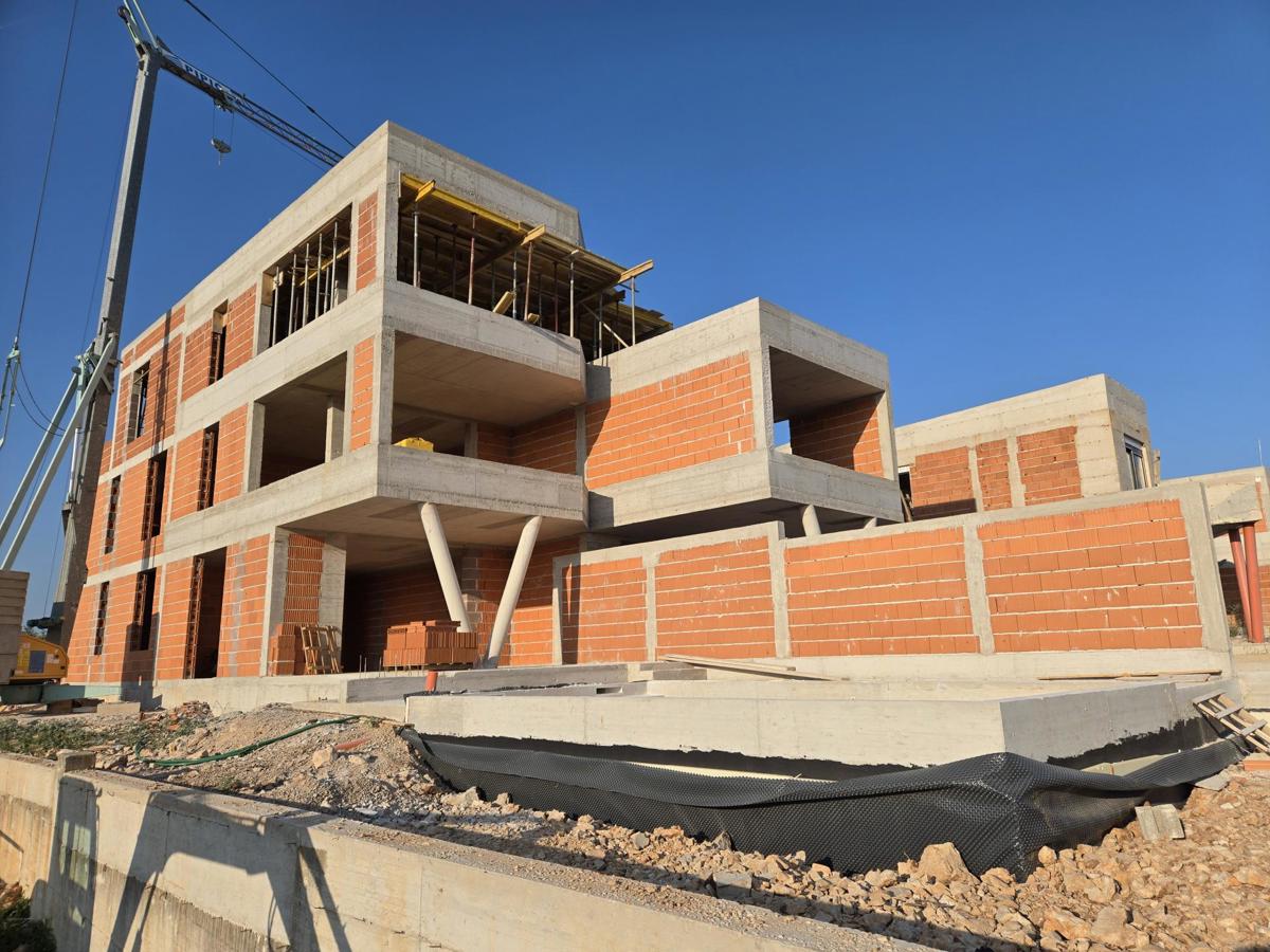 Odličen apartma z bazenom, Vodice