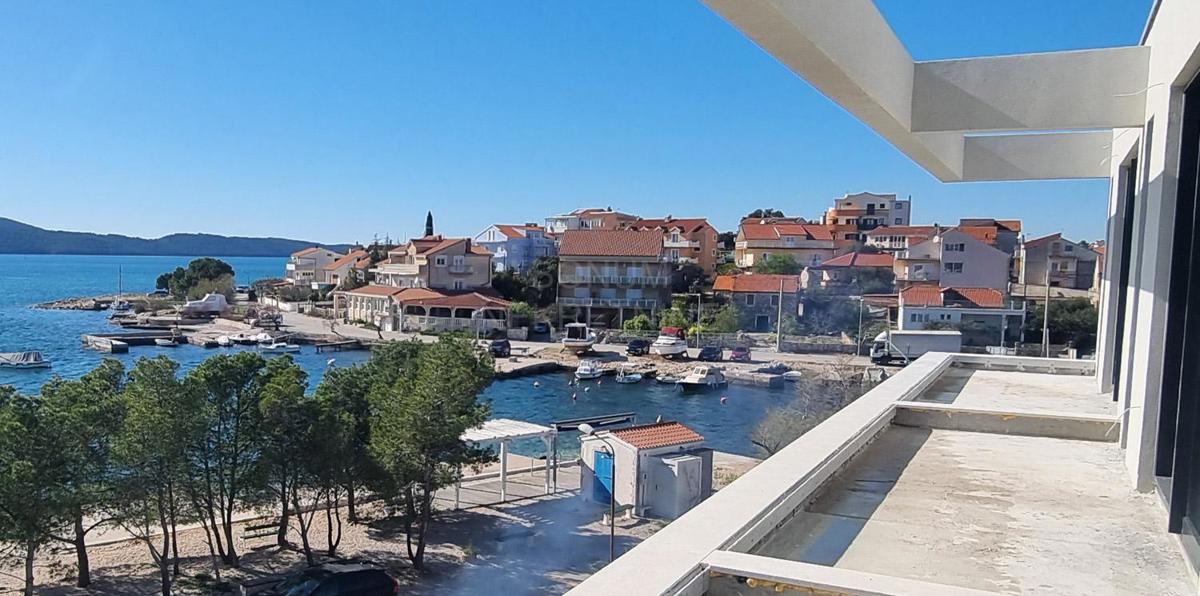 Čudovit dvoetažni apartma, prva vrsta do morja, Brodarica