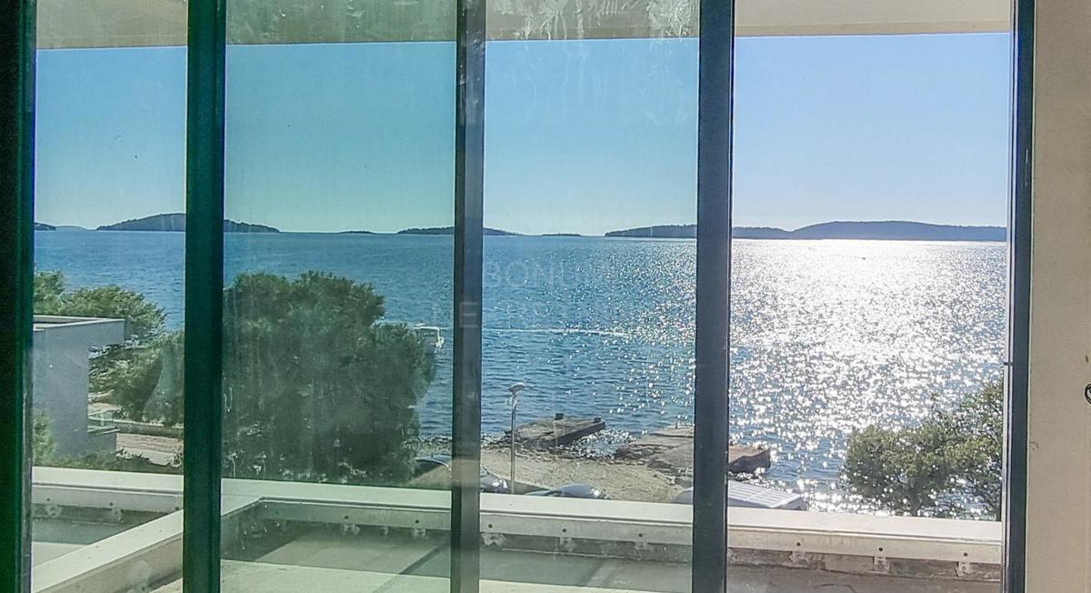 Čudovit dvoetažni apartma, prva vrsta do morja, Brodarica