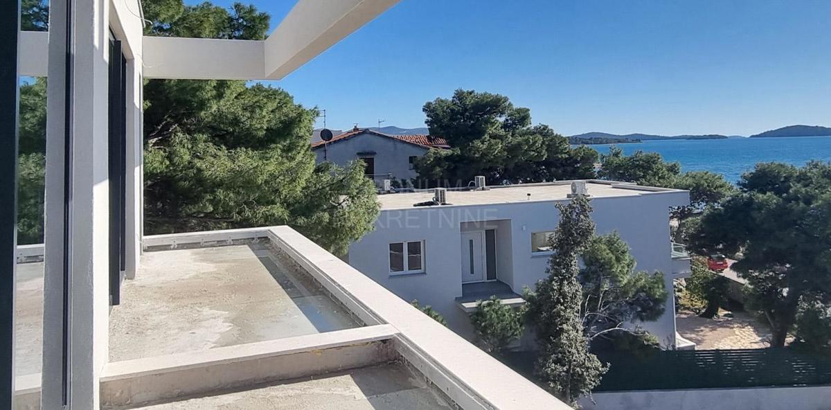 Čudovit dvoetažni apartma, prva vrsta do morja, Brodarica