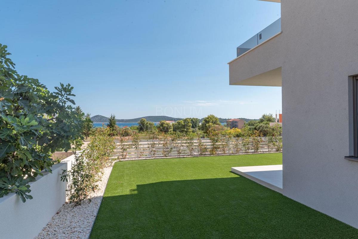  Apartma v novogradnji z dvoriščem, pritličje, Vodice