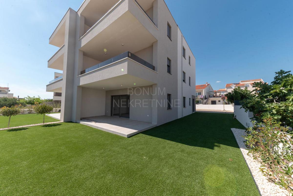  Apartma v novogradnji z dvoriščem, pritličje, Vodice
