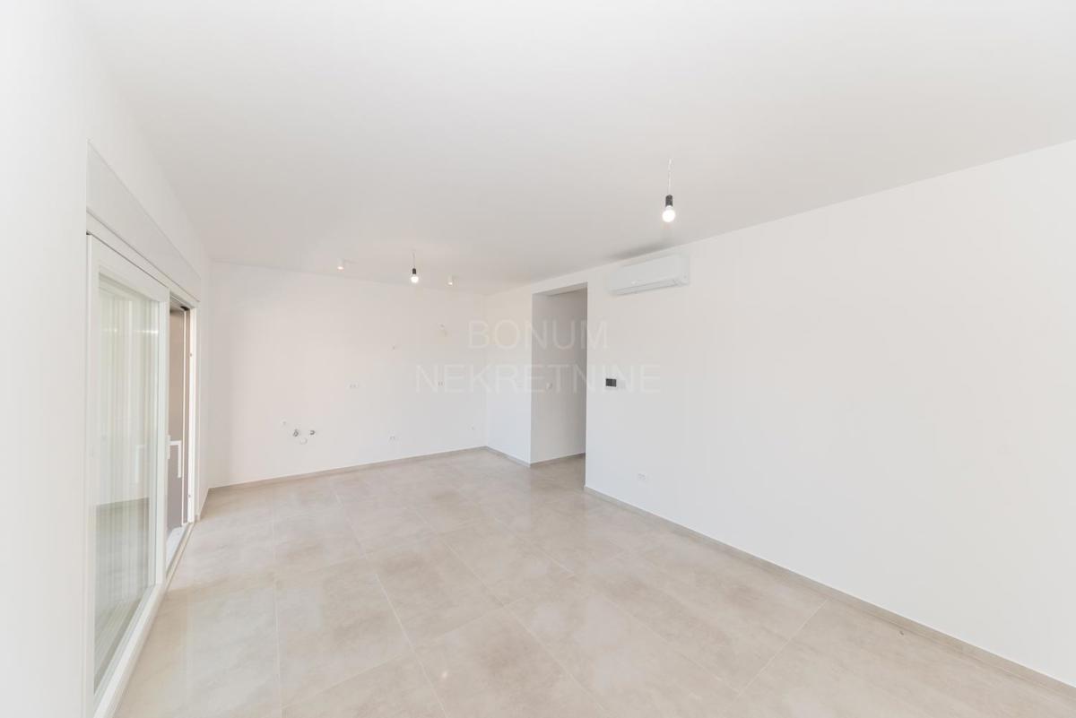  Apartma v novogradnji z dvoriščem, pritličje, Vodice
