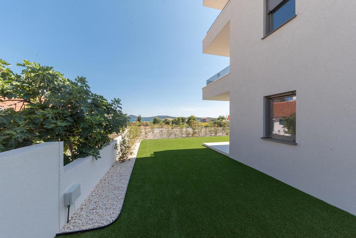  Apartma v novogradnji z dvoriščem, pritličje, Vodice