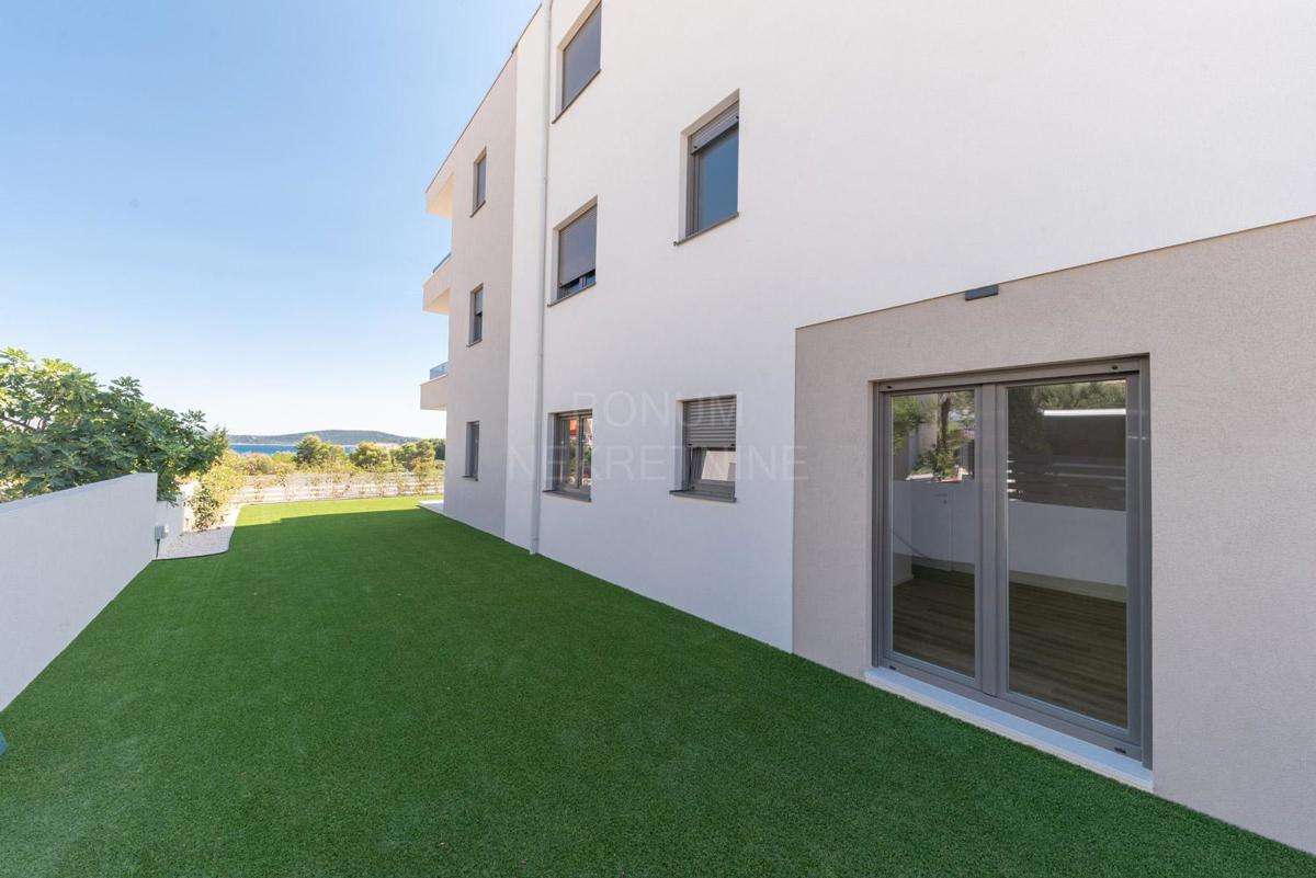  Apartma v novogradnji z dvoriščem, pritličje, Vodice