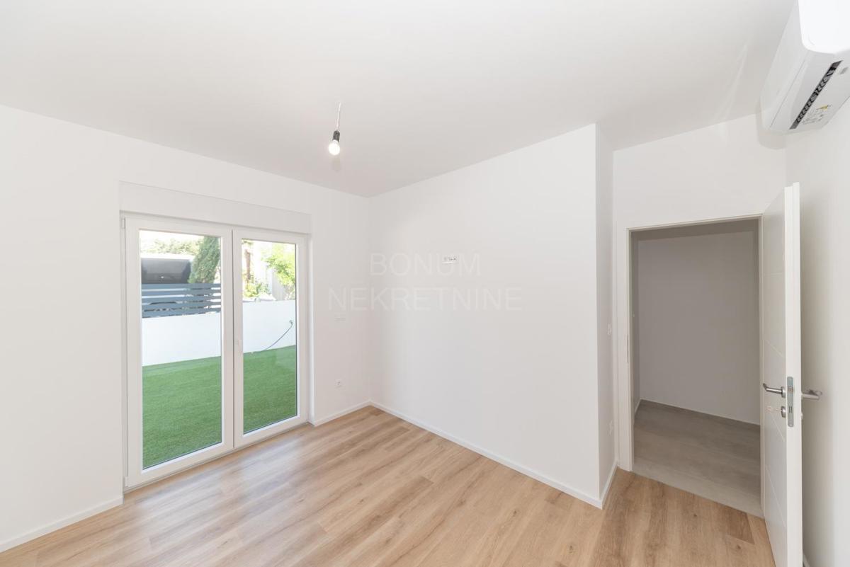  Apartma v novogradnji z dvoriščem, pritličje, Vodice