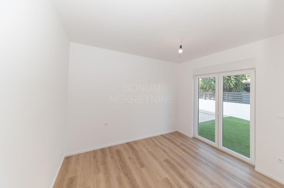 Apartma v novogradnji z dvoriščem, pritličje, Vodice