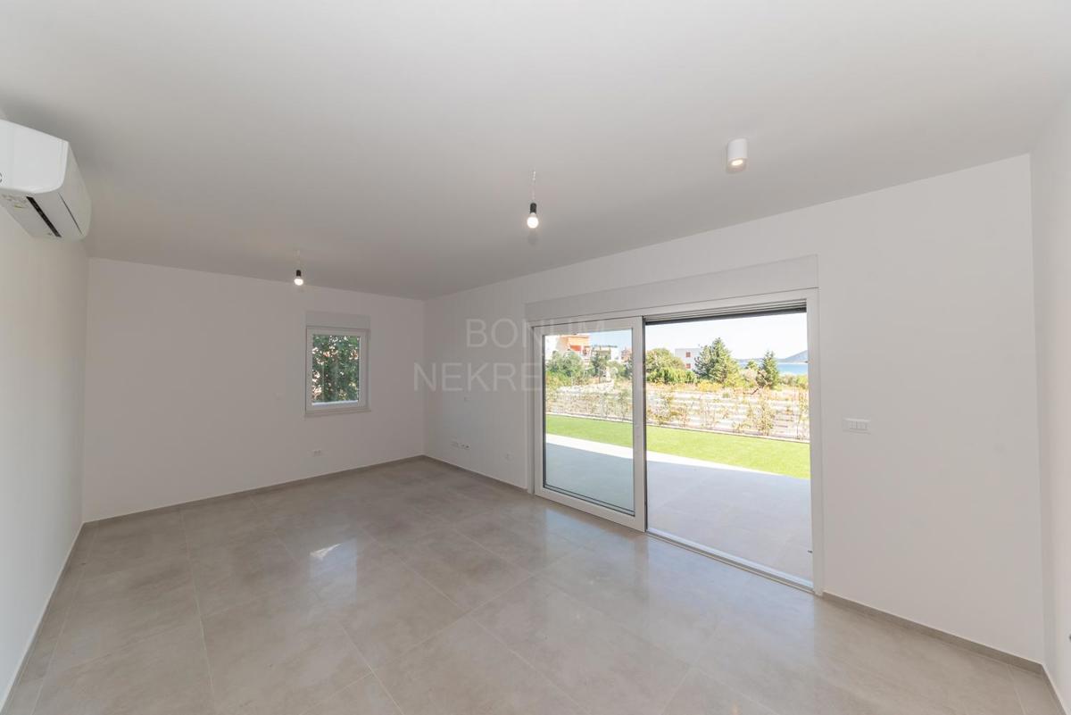  Apartma v novogradnji z dvoriščem, pritličje, Vodice