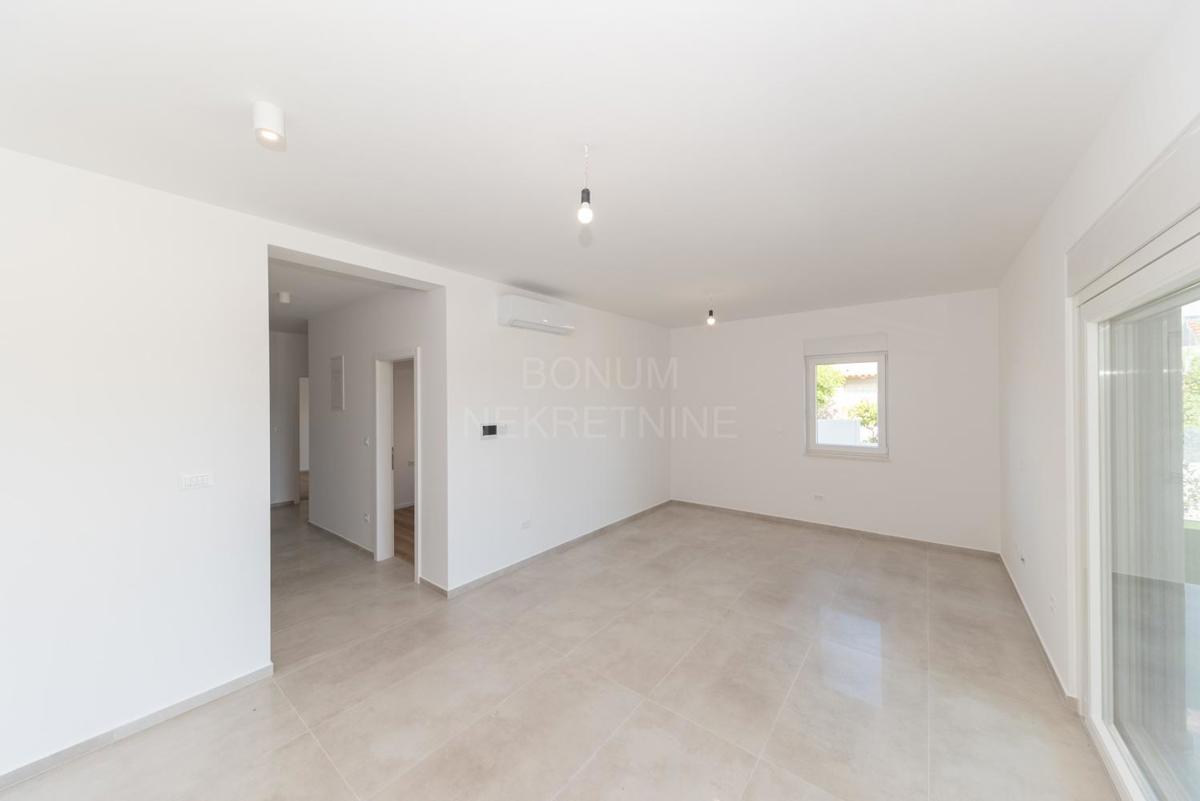  Apartma v novogradnji z dvoriščem, pritličje, Vodice
