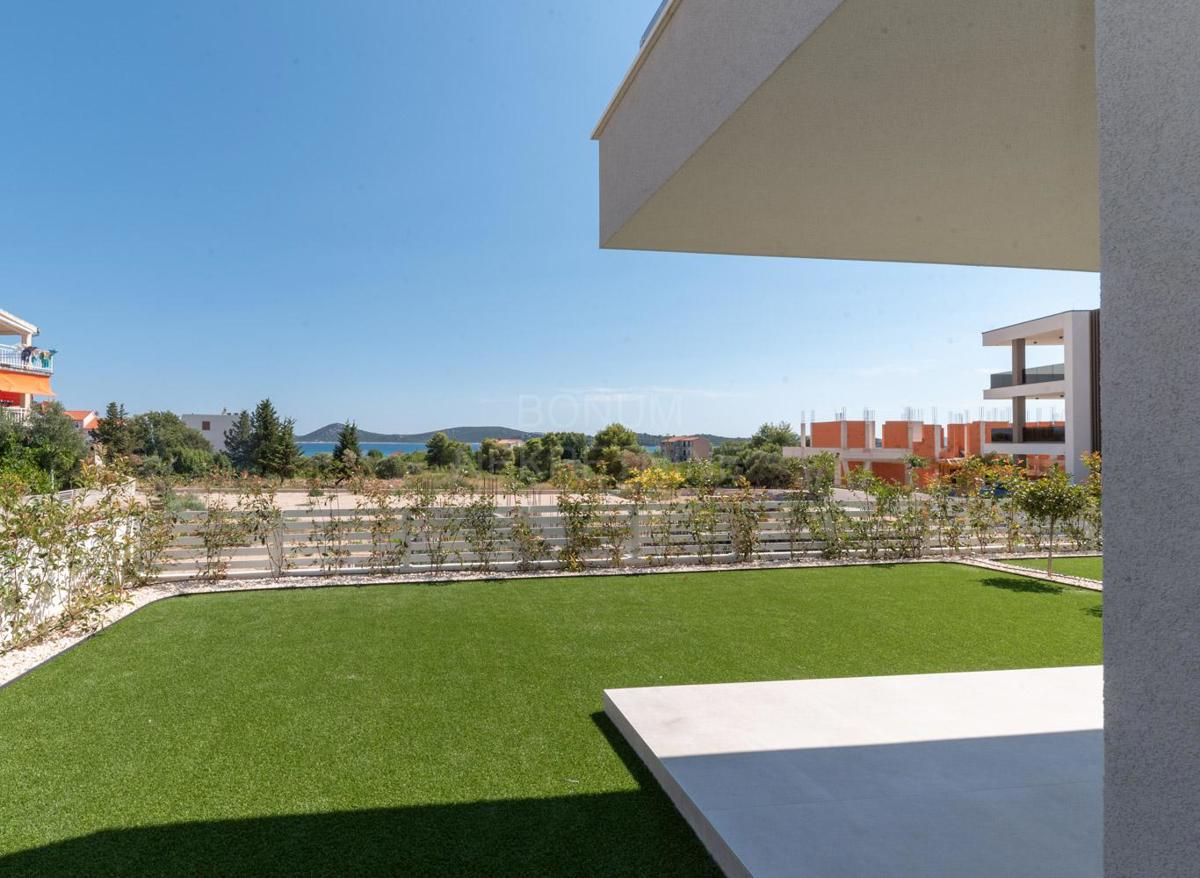 Apartma v novogradnji z dvoriščem, pritličje, Vodice
