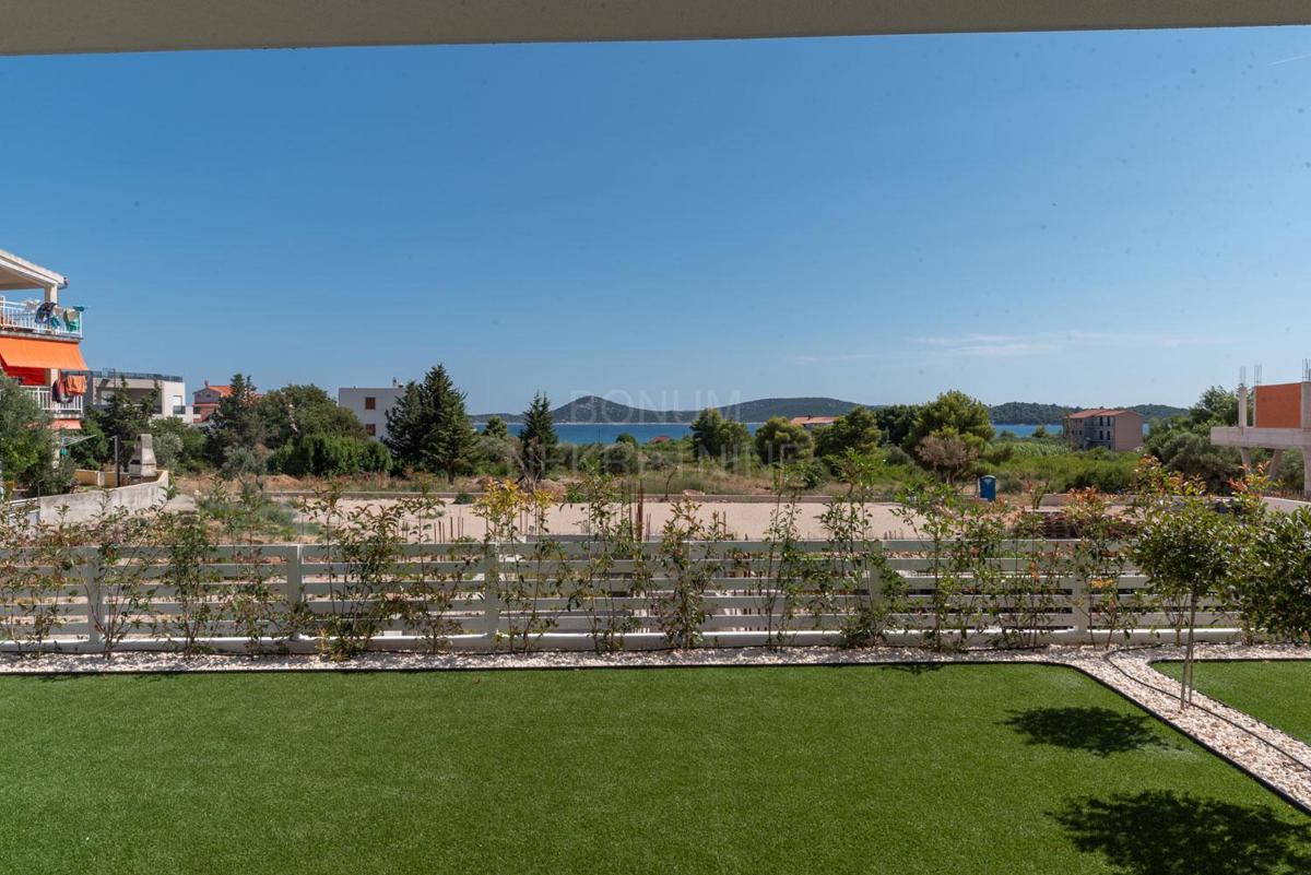  Apartma v novogradnji z dvoriščem, pritličje, Vodice