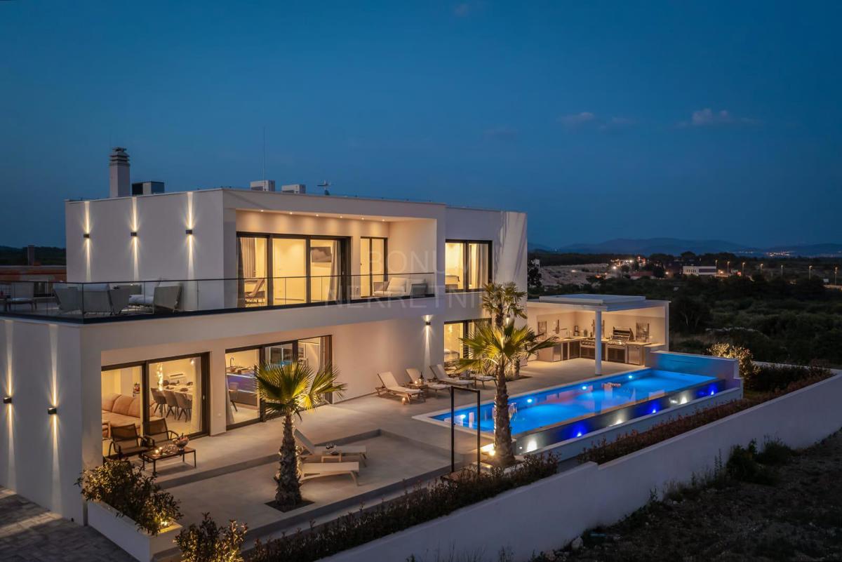 Vodice – Ekskluzivna luksuzna vila z bazenom, panoramskim pogledom na morje in vrhunskimi vsebinami