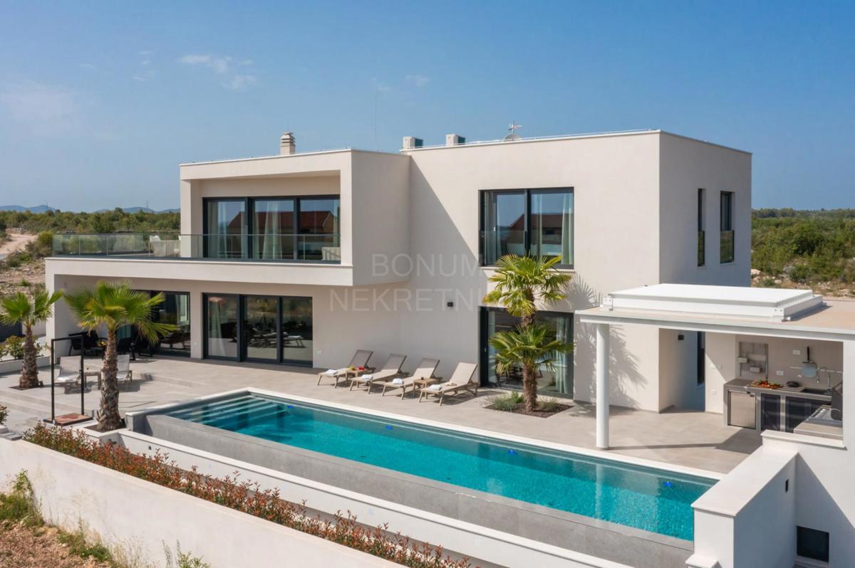 Vodice – Ekskluzivna luksuzna vila z bazenom, panoramskim pogledom na morje in vrhunskimi vsebinami