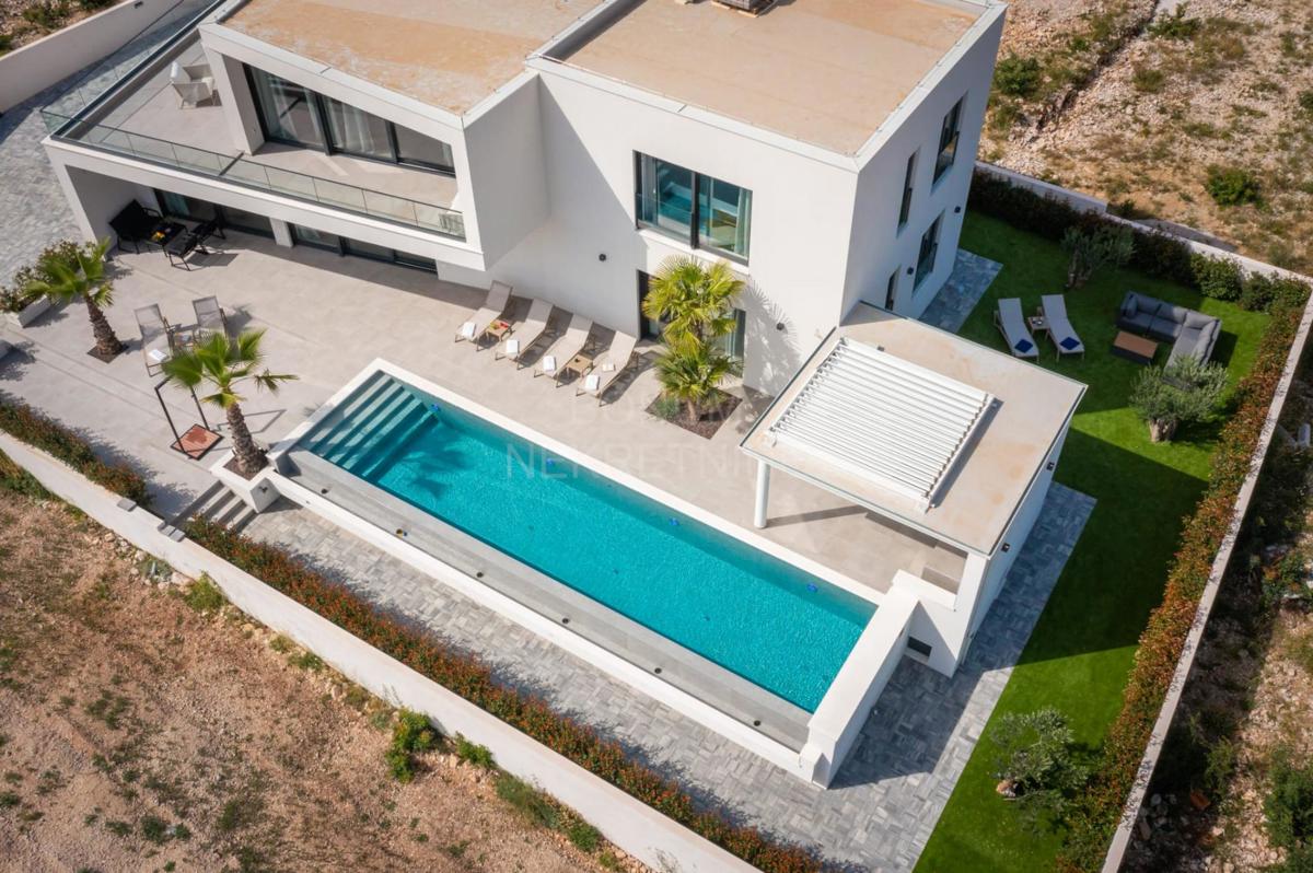 Vodice – Ekskluzivna luksuzna vila z bazenom, panoramskim pogledom na morje in vrhunskimi vsebinami