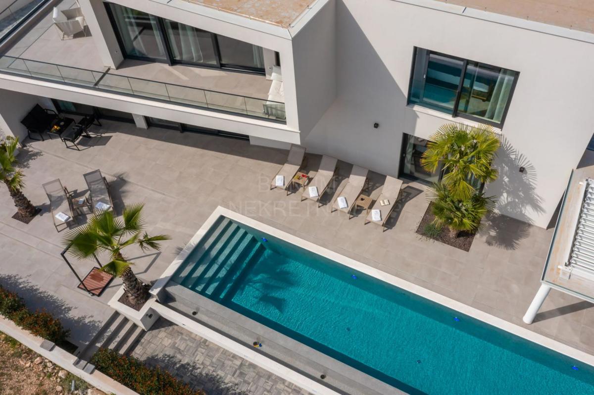Vodice – Ekskluzivna luksuzna vila z bazenom, panoramskim pogledom na morje in vrhunskimi vsebinami