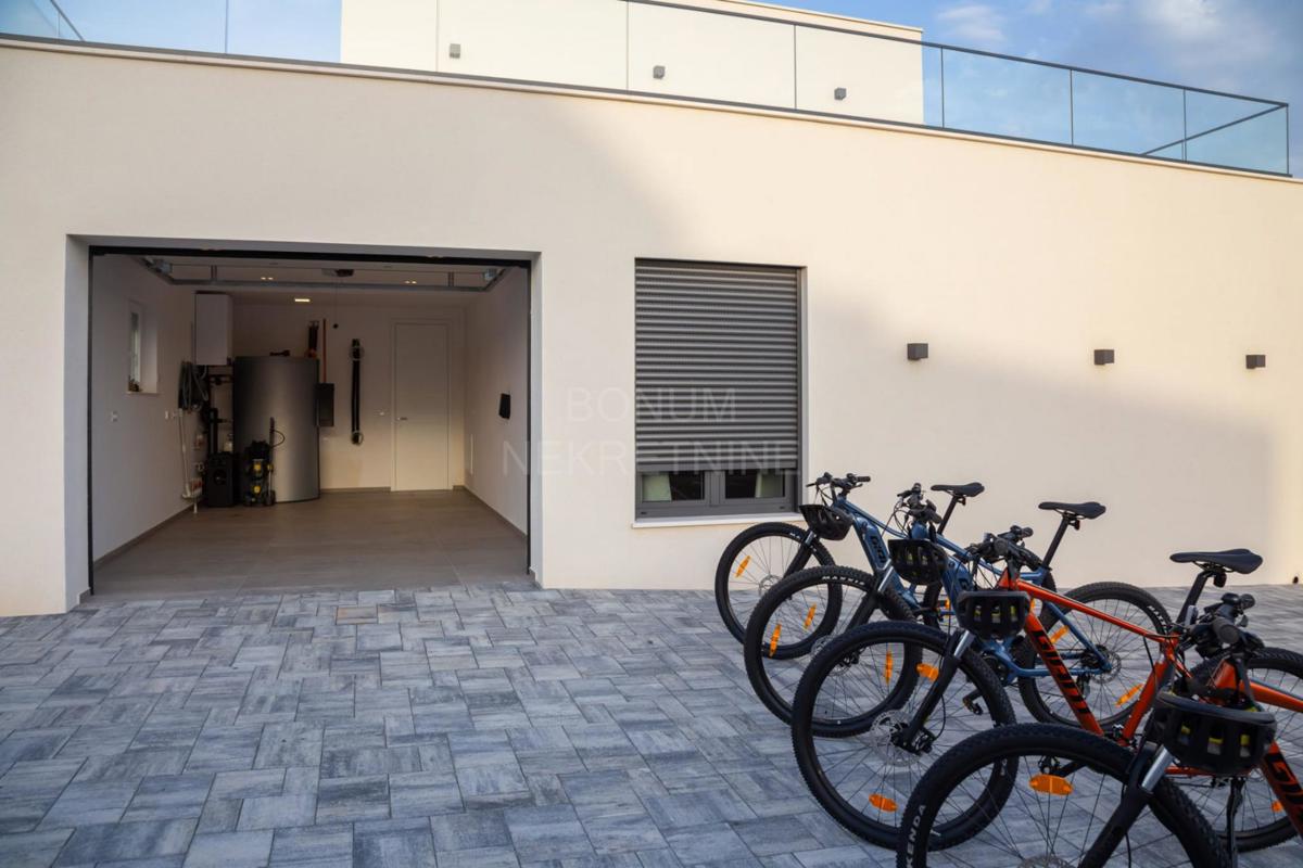 Vodice – Ekskluzivna luksuzna vila z bazenom, panoramskim pogledom na morje in vrhunskimi vsebinami