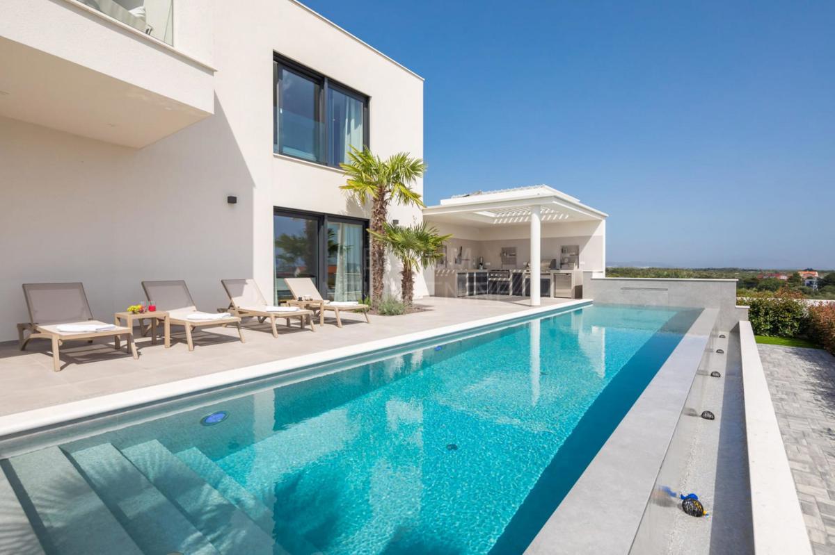 Vodice – Ekskluzivna luksuzna vila z bazenom, panoramskim pogledom na morje in vrhunskimi vsebinami