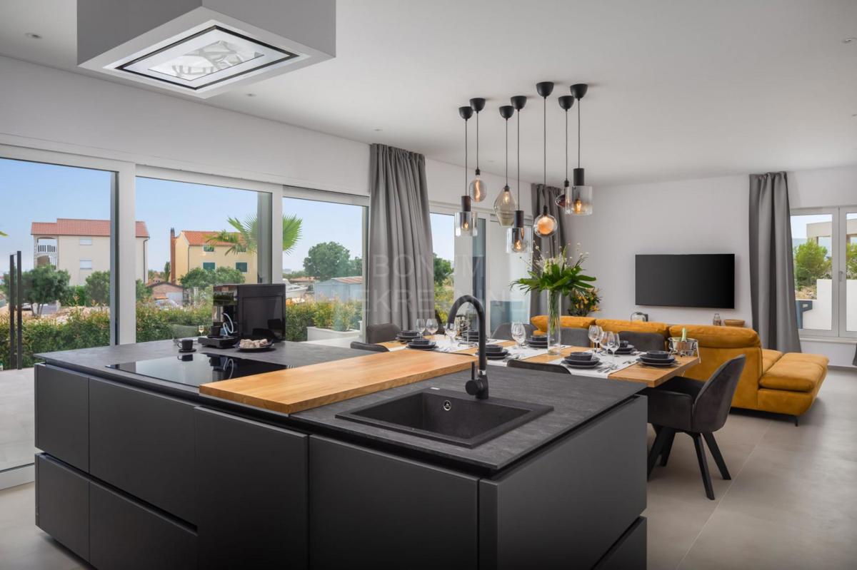 Vodice – Ekskluzivna luksuzna vila z bazenom, panoramskim pogledom na morje in vrhunskimi vsebinami